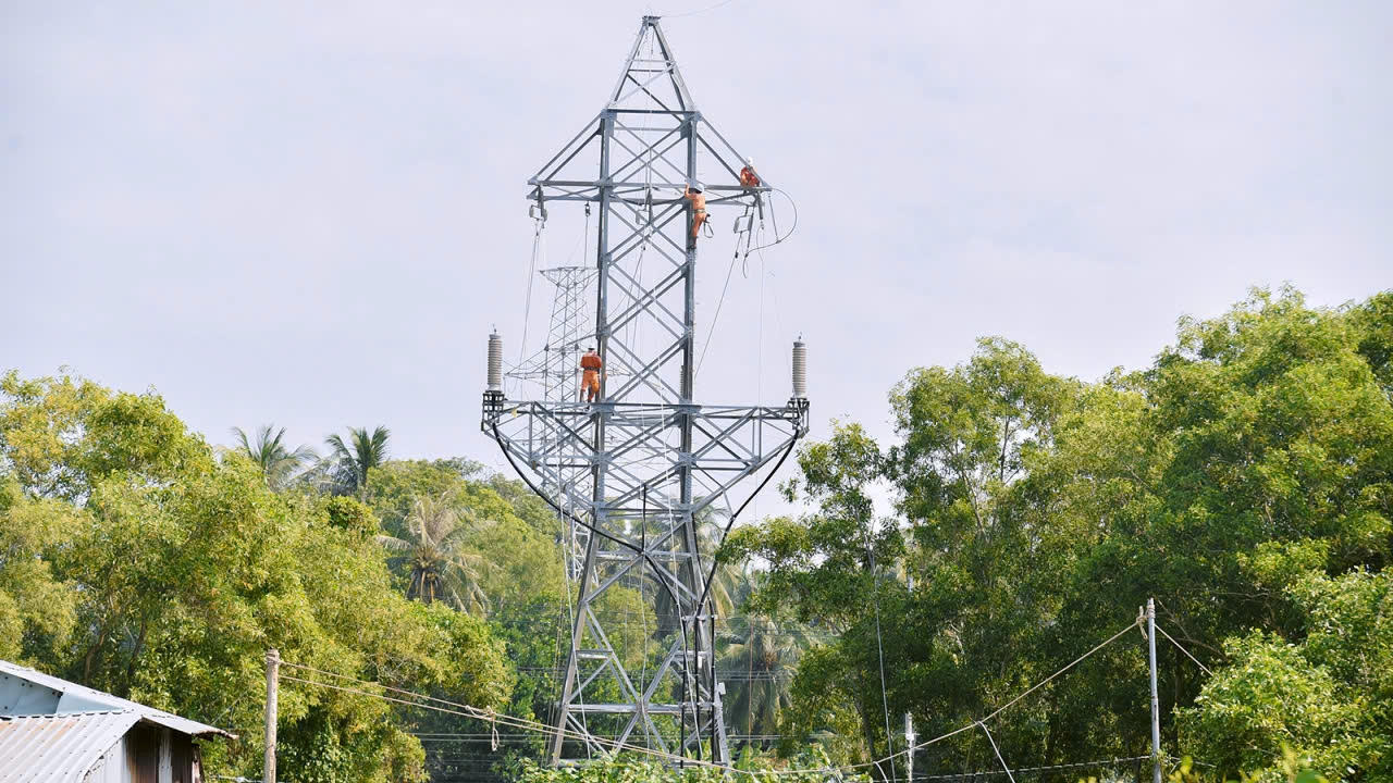 Dưới nắng gắt, những công nhân áo cam không quản ngại gian nan, dồn toàn lực để hoàn thành từng hạng mục theo đúng tiến độ.