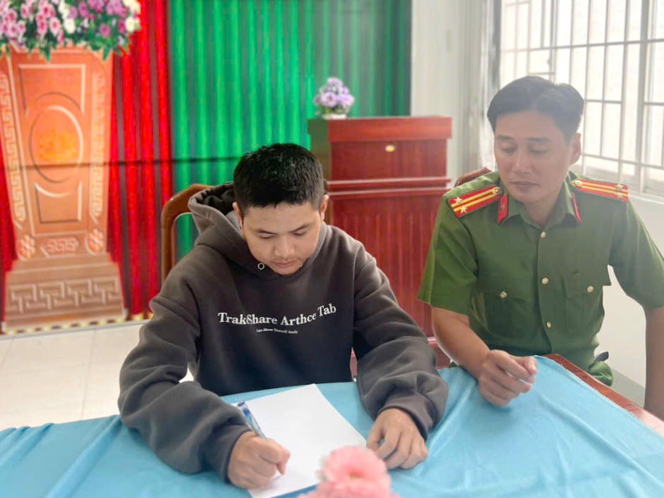 Công an phường Lý Văn Lâm tiếp nhận đơn tình nguyện tham gia nghĩa vụ Công an của em Võ Hải Đăng.