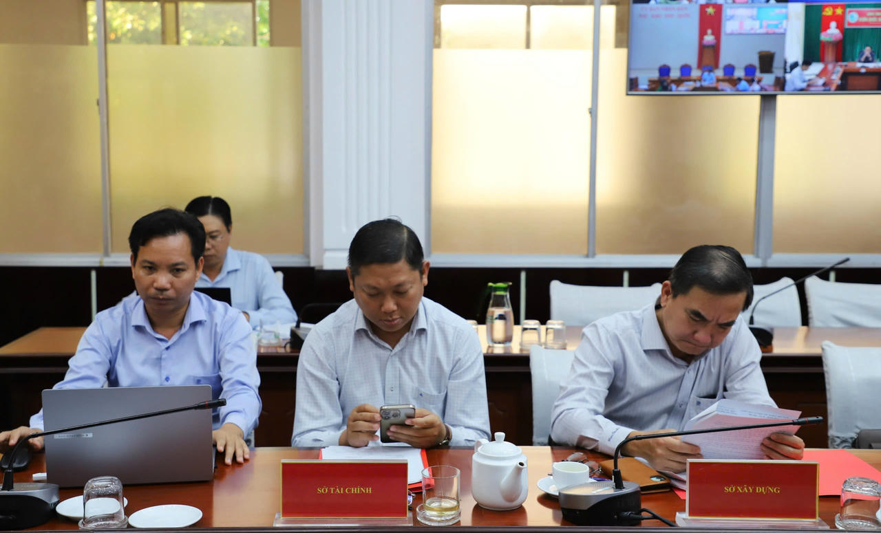 Đại biểu tham dự cuộc họp.