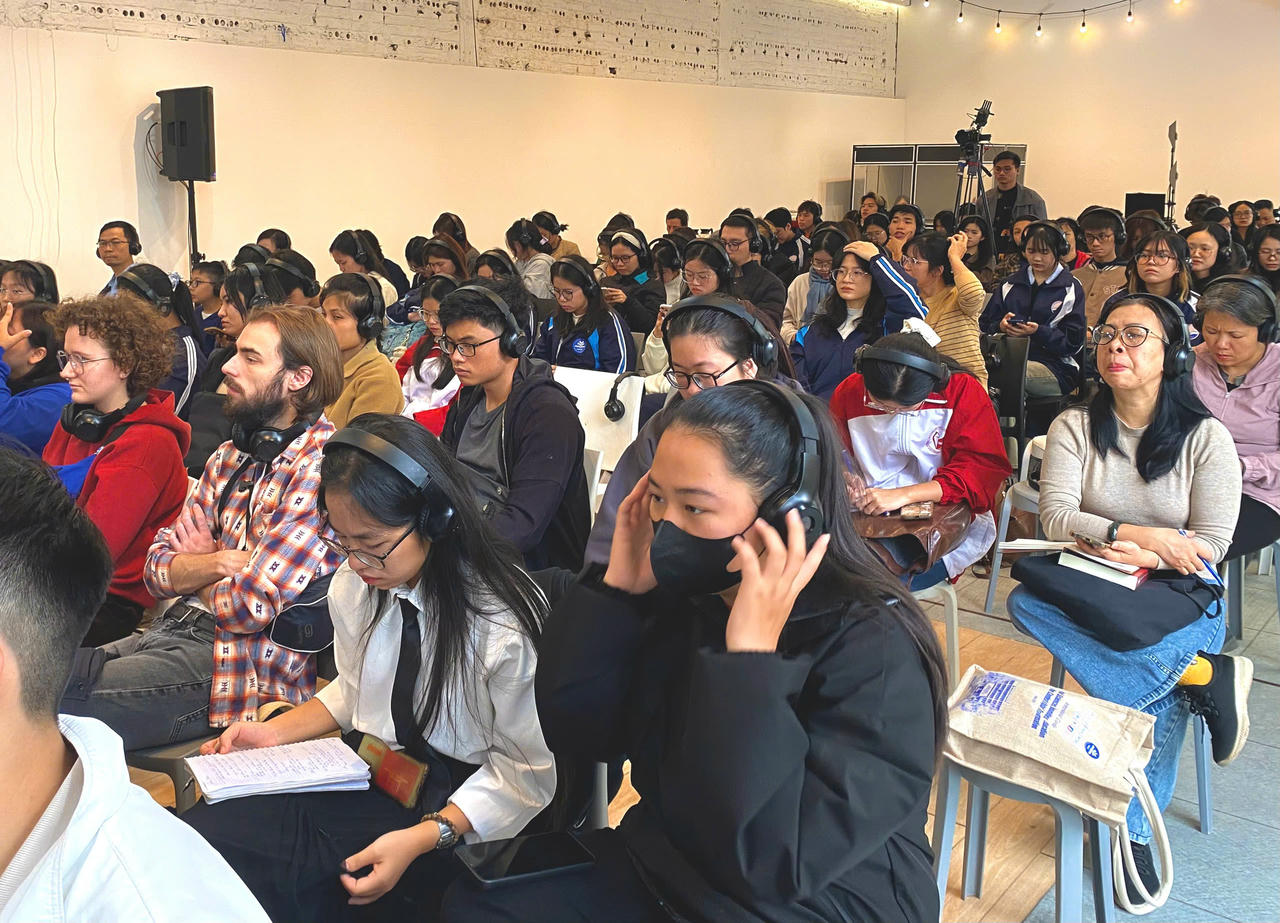 Nhà văn người Pháp Franck Thilliez chia sẻ khoa học ảnh hưởng rất lớn đến các sáng tác văn chương của ông. (Ảnh: Hương Ngọc)