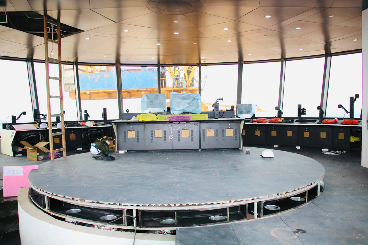 Kỹ sư “cắm chốt” xuyên ngày đêm để lắp đặt thiết bị bên trong tháp không lưu.