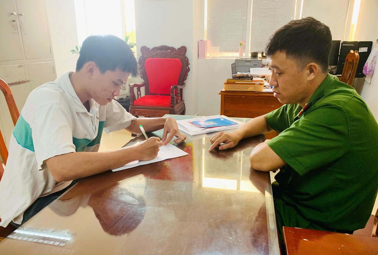 Em Lâm Văn Trọng tự nguyện viết đơn tình nguyện tham gia nghĩa vụ Công an tại Công an phường Bạc Liêu.