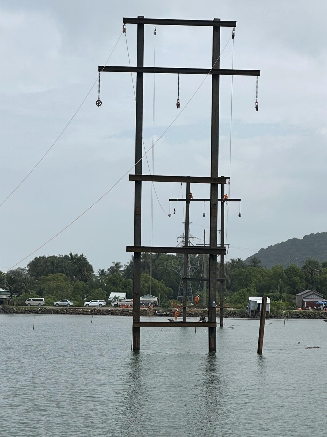 Để khắc phục nhanh sự cố cáp ngầm, được sự đồng ý của tỉnh An Giang, Tổng công ty Điện lực miền Nam đã triển khai thi công đường dây 110kV trên không, với 4 khoảng trụ (từ trụ đấu nối cáp ngầm tiếp bờ hiện hữu đến vị trí điểm sự cố).