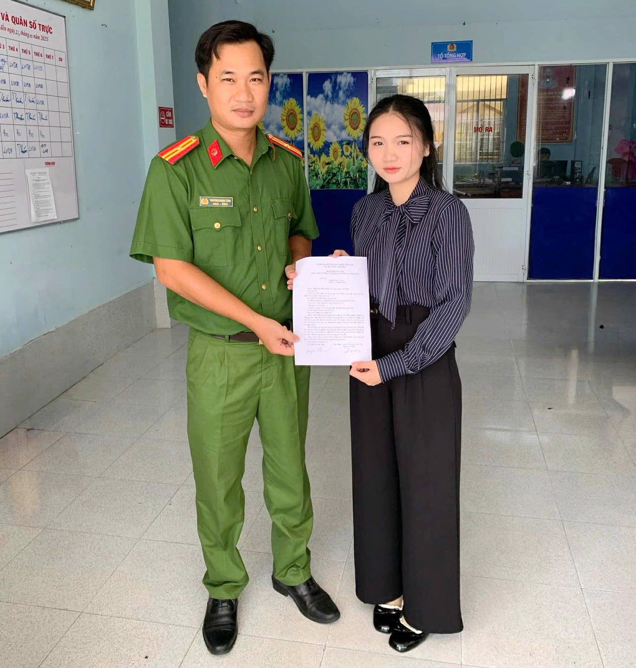 Cán bộ Công an xã Vĩnh Phước tiếp nhận đơn tình nguyện thực hiện nghĩa vụ tham gia Công an năm 2025 của em Huỳnh Thị Chúc Ly.