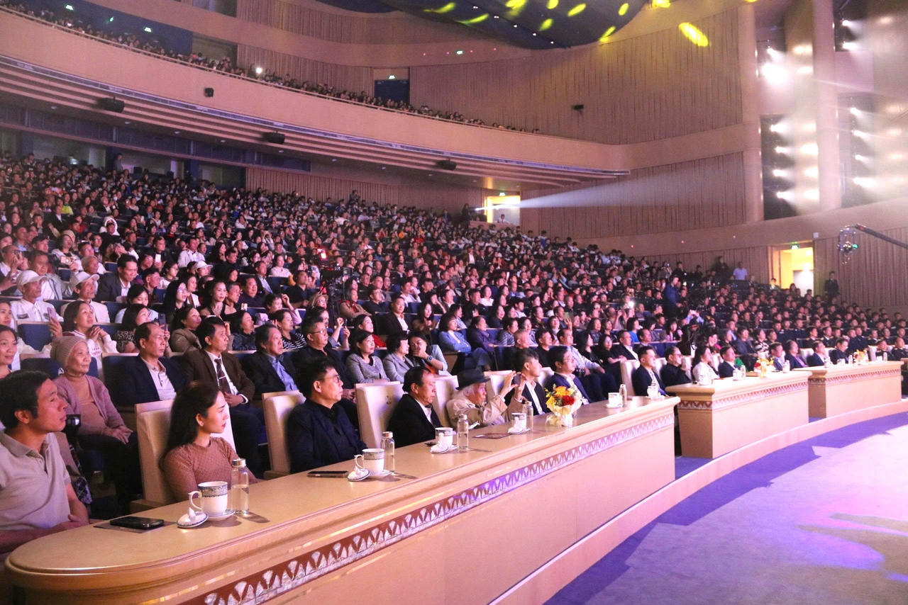 Đông đảo khán giả đến thưởng thức đêm nhạc.