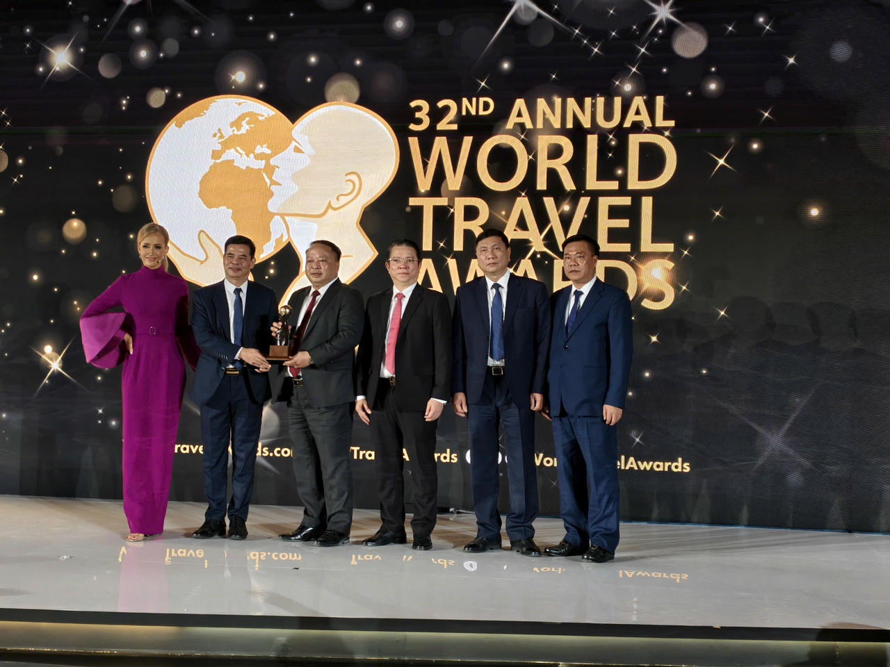 Đoàn đại biểu tỉnh Tuyên Quang do ông Phan Huy Ngọc, Chủ tịch UBND tỉnh, làm Trưởng đoàn đại diện nhận giải thưởng vinh danh văn hoá đẳng cấp thế giới. (Ảnh: Sở VHTT&DL tỉnh Tuyên Quang)