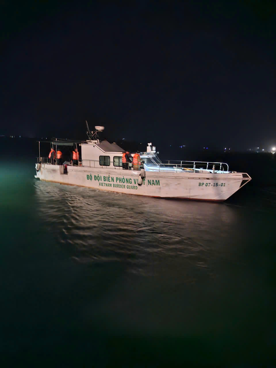 Tàu MS BP.07-15-01, Hải đội Biên phòng 1 làm nhiệm vụ tìm kiếm cứu nạn trong đêm.