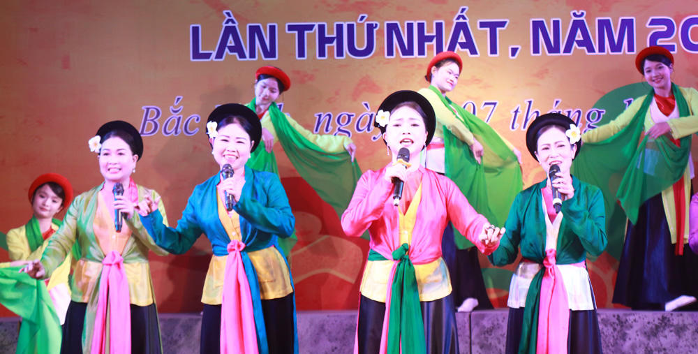 Liên hoan năm nay quy tụ hơn 500 nghệ nhân, diễn viên, nhạc công không chuyên đến từ 12 câu lạc bộ chèo thuộc các xã, phường.