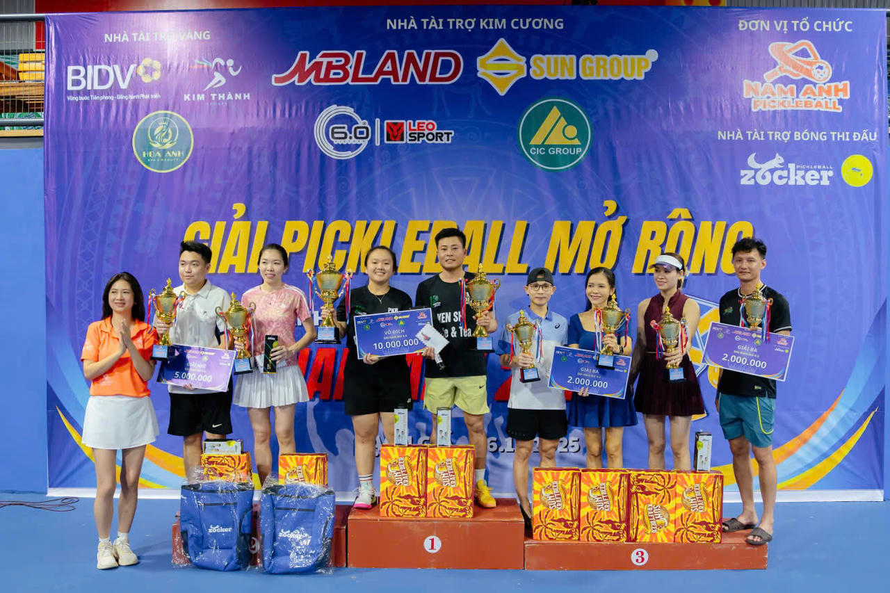 Ban tổ chức trao giải cho các đội thắng (Ảnh: Khánh Thuỳ). 