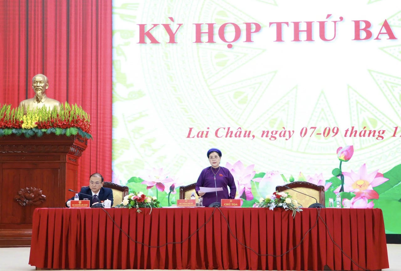 Chủ tịch HĐND tỉnh Giàng Páo Mỷ trình tờ trình công tác nhân sự tại Kỳ họp.
