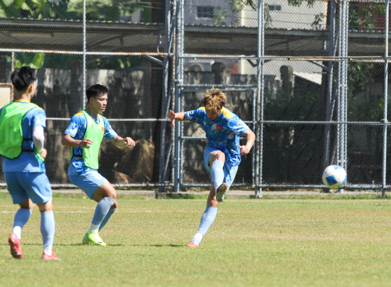 Thời tiết khắc nghiệp trong những ngày U22 tập luyện