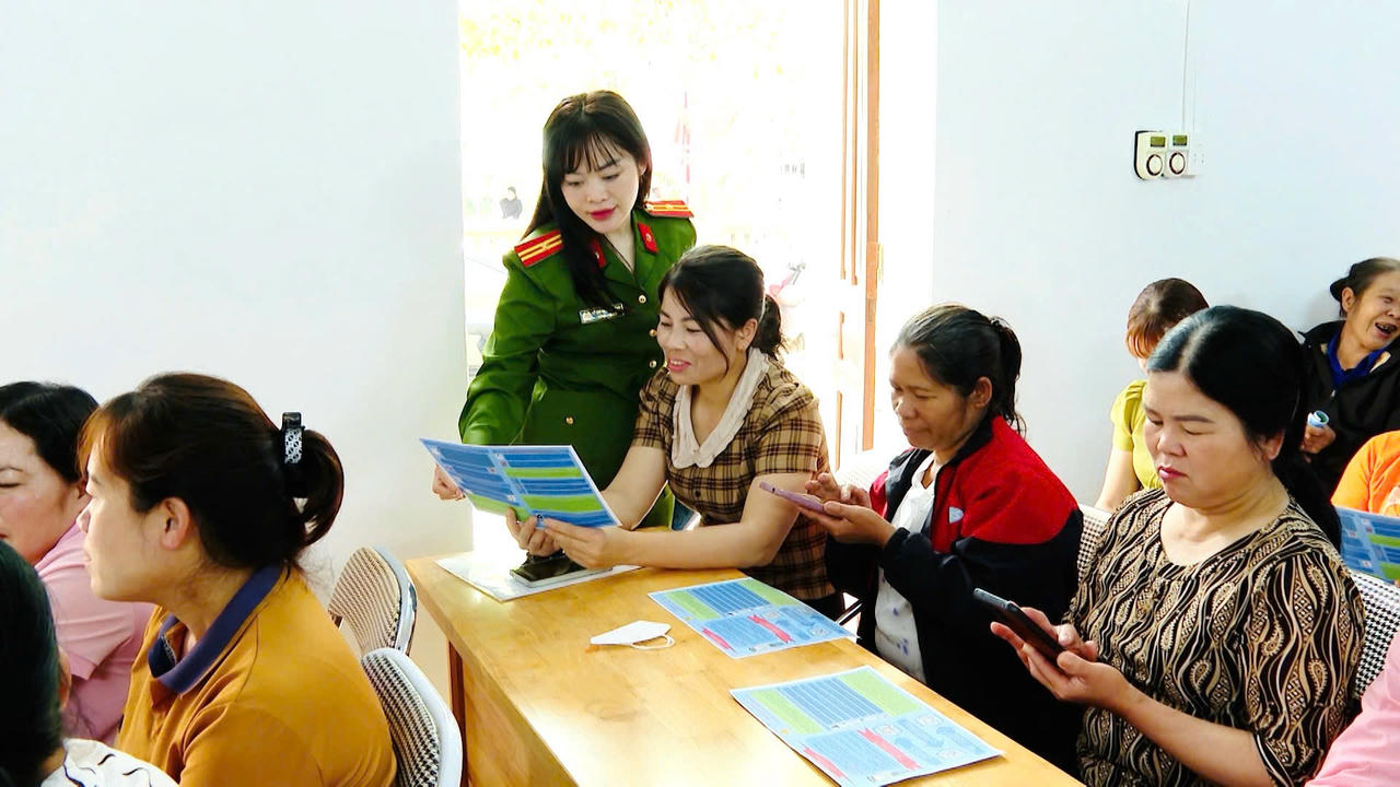 Công an tỉnh Lạng Sơn tuyên truyền PBGDPL cho người dân. (Ảnh: Công an Lạng Sơn)