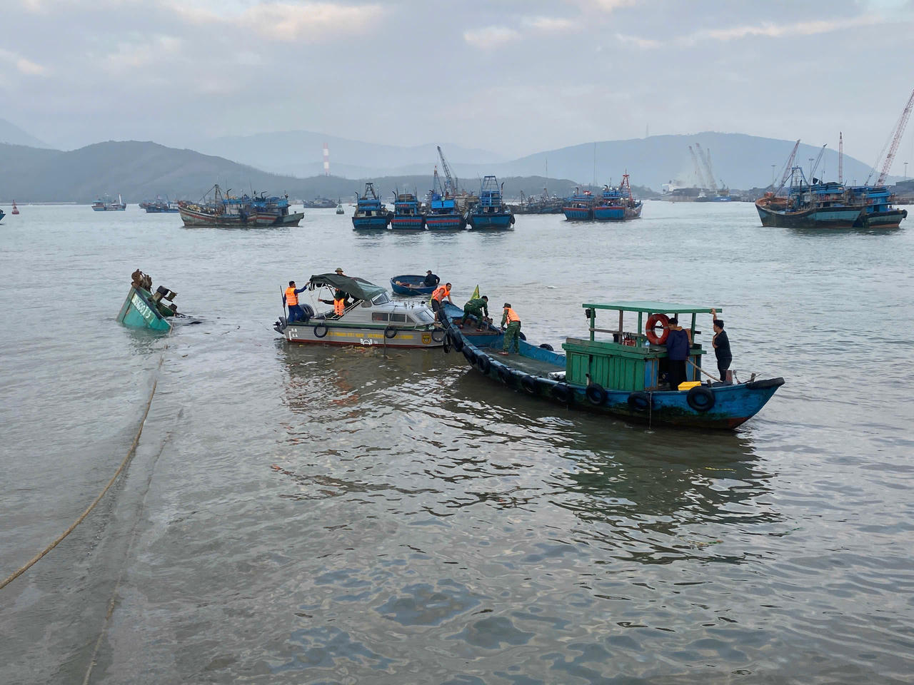 Cả 4 thuyền viên trên tàu đã được cứu an toàn, lực lượng Biên phòng nhanh chóng tiếp cận hiện trường hỗ trợ.