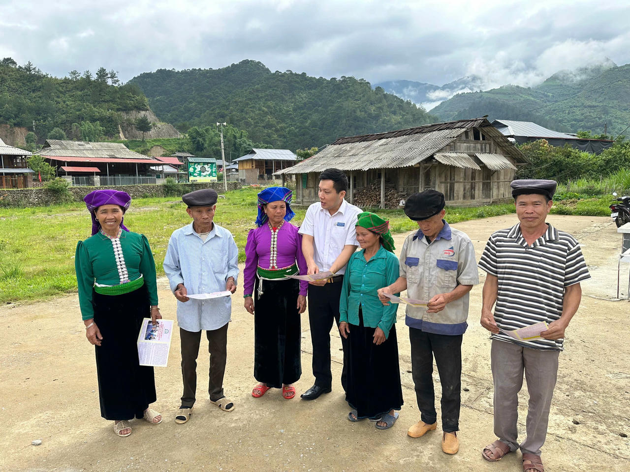 Cán bộ Trung tâm TGPL phổ biến pháp luật cho người dân.