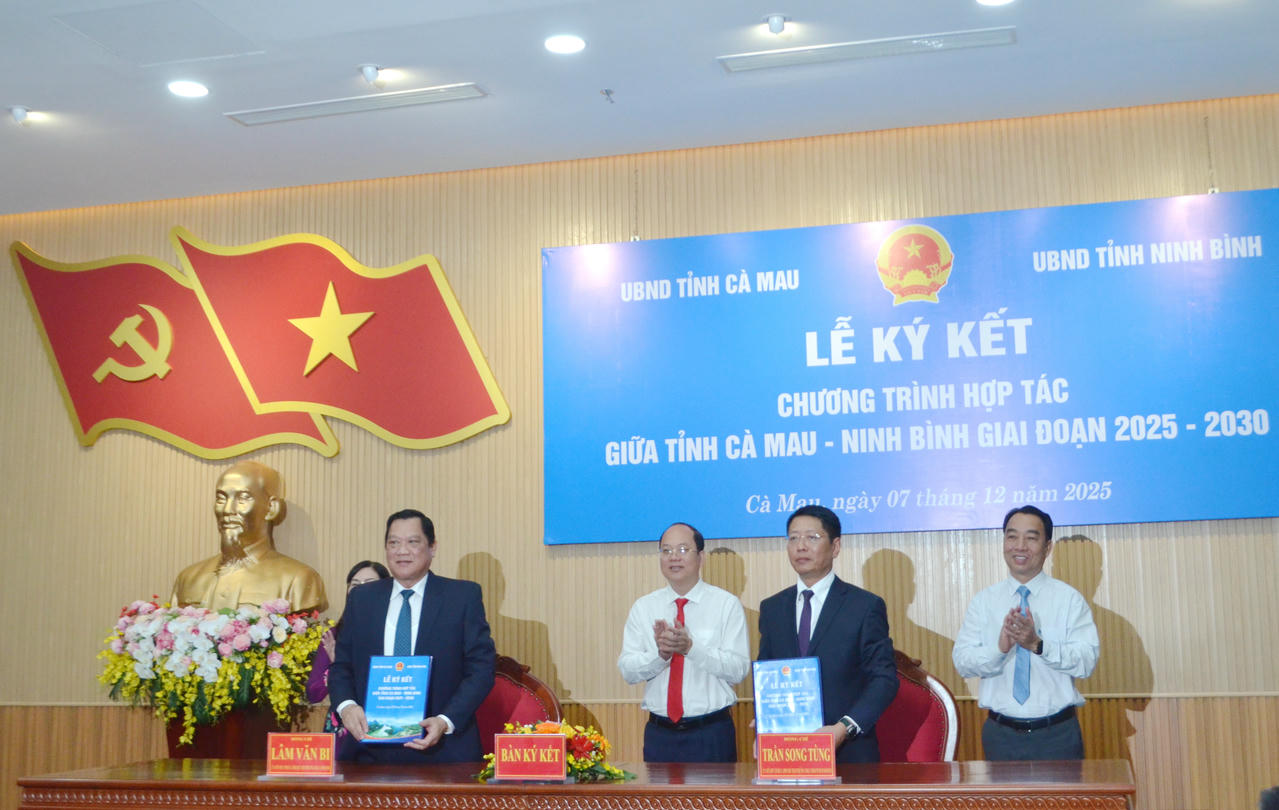 Lễ ký kết Chương trình hợp tác giai đoạn 2025–2030 giữa tỉnh Cà Mau và tỉnh Ninh Bình.