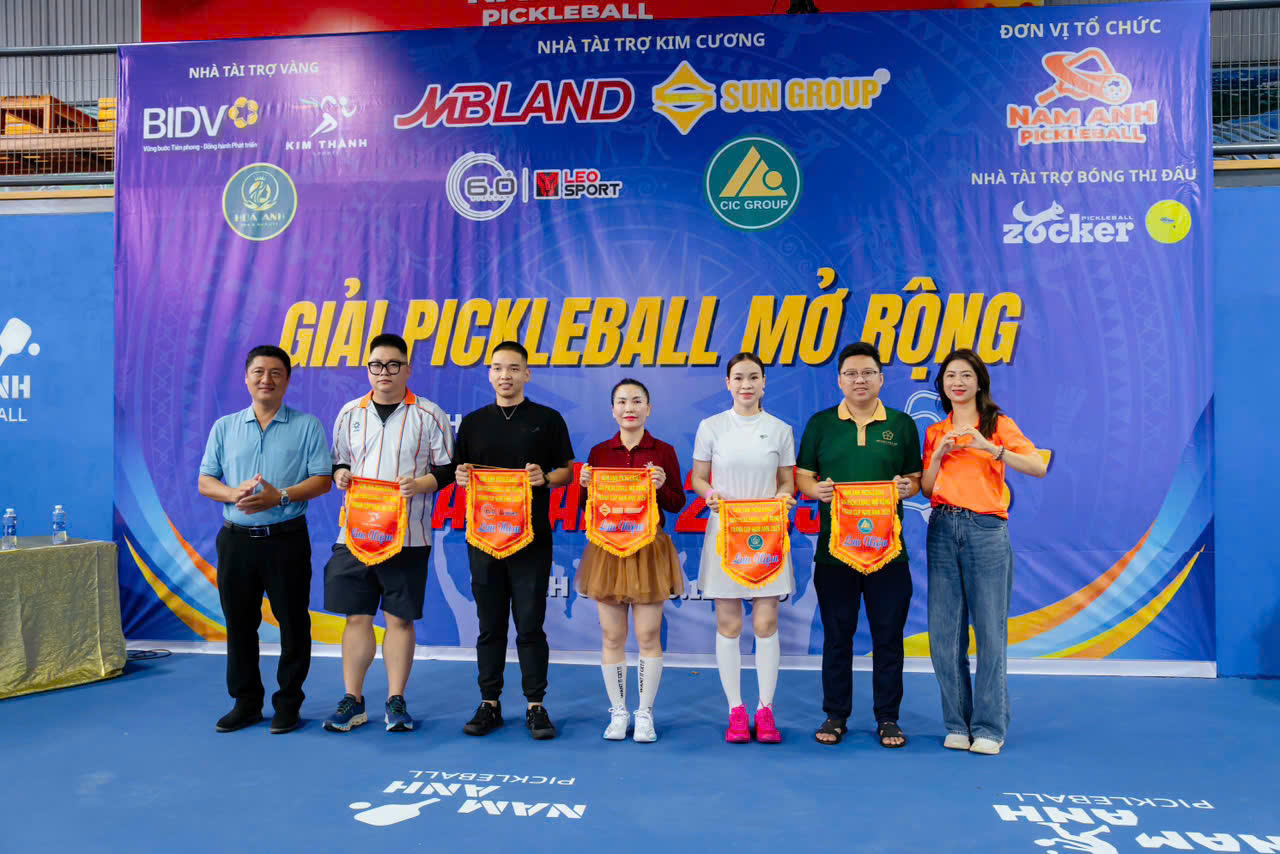 Ban tổ chức giải tặng cờ lưu niệm cho các nhà tài trợ.