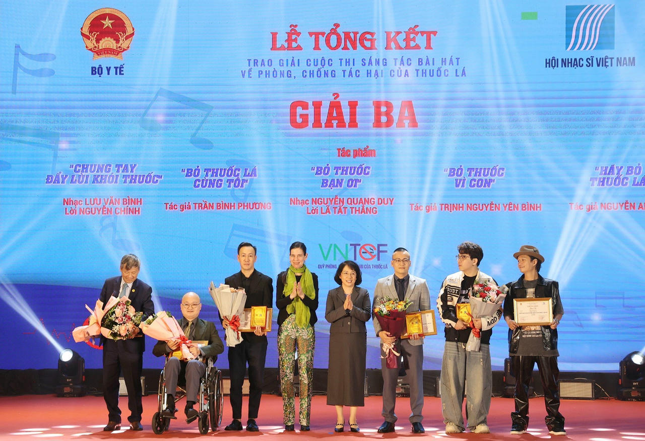 Ths. Bs. Phan Thị Hải - Giám đốc Quỹ PCTH tác hại của thuốc lá trao&nbsp;Giải ba được trao cho 5 tác giả.&nbsp;