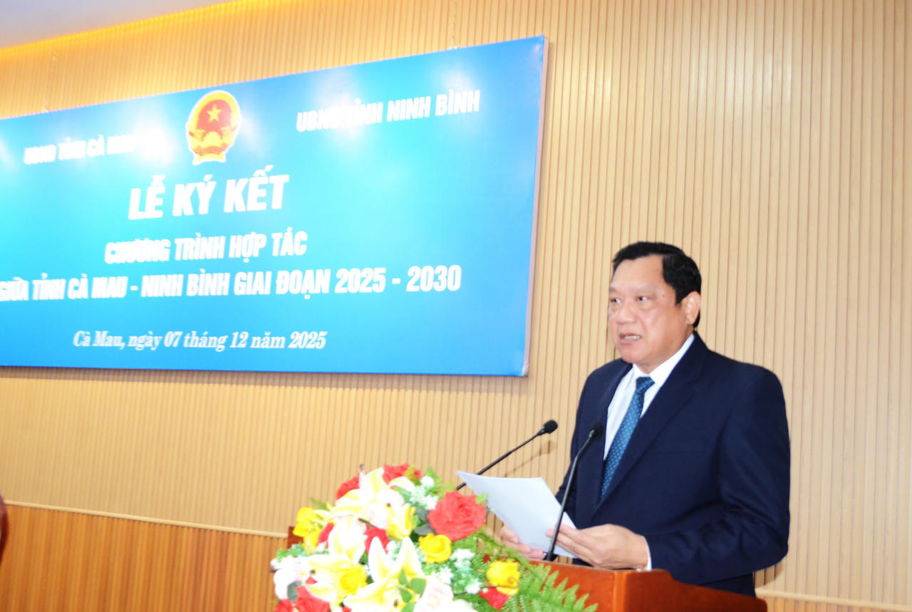 Ông Lâm Văn Bi - Ủy viên BTV Tỉnh ủy, Phó Chủ tịch UBND tỉnh Cà Mau, phát biểu, nhấn mạnh tình cảm kết nghĩa truyền thống giữa hai địa phương.