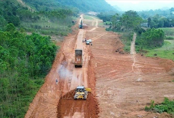 Các đơn vị thi công huy động tối đa máy móc, thiết bị để tăng tốc thi công cao tốc Hòa Bình – Sơn La, góp phần đẩy mạnh giải ngân vốn đầu tư công theo kế hoạch. Ảnh: Tạ Toàn/TTXVN