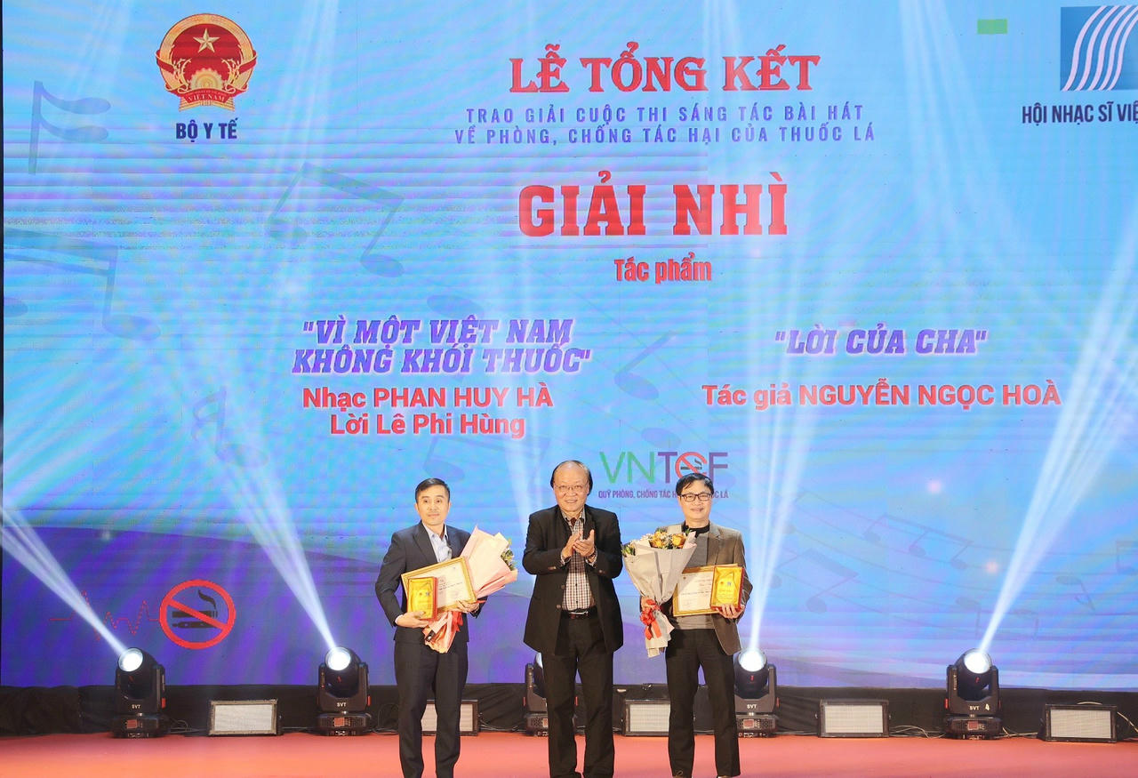 NSND Phạm Ngọc Khôi - Phó Chủ tịch Hội Nhạc sĩ Việt Nam trao Giải nhì cho 2 tác giả.&nbsp;
