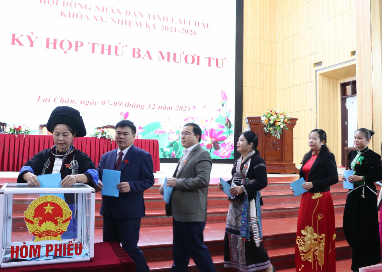Đại biểu bỏ phiếu bầu Phó Chủ tịch HĐND tỉnh Lai Châu khóa XV.
