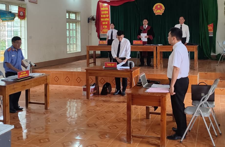 Cán bộ Trung tâm TGPL Nhà nước tỉnh Sơn La tham gia TGPL tại tòa.