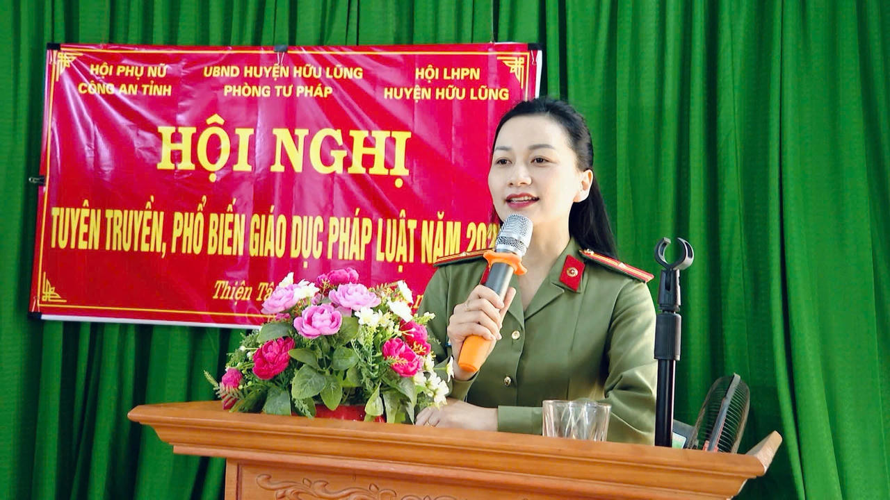 Hội phụ nữ Công an tỉnh Lạng Sơn tuyên truyền PBGDPL cho người dân. (Ảnh: Công an Lạng Sơn)
