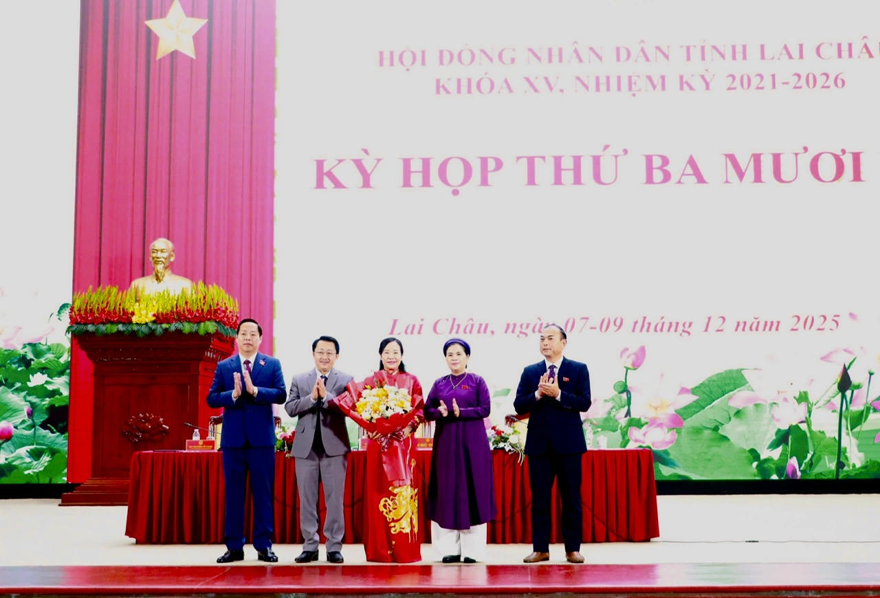 Bà Tẩn Thị Quế được tín nhiệm bầu giữ chức Phó Chủ tịch HĐND tỉnh Lai Châu 