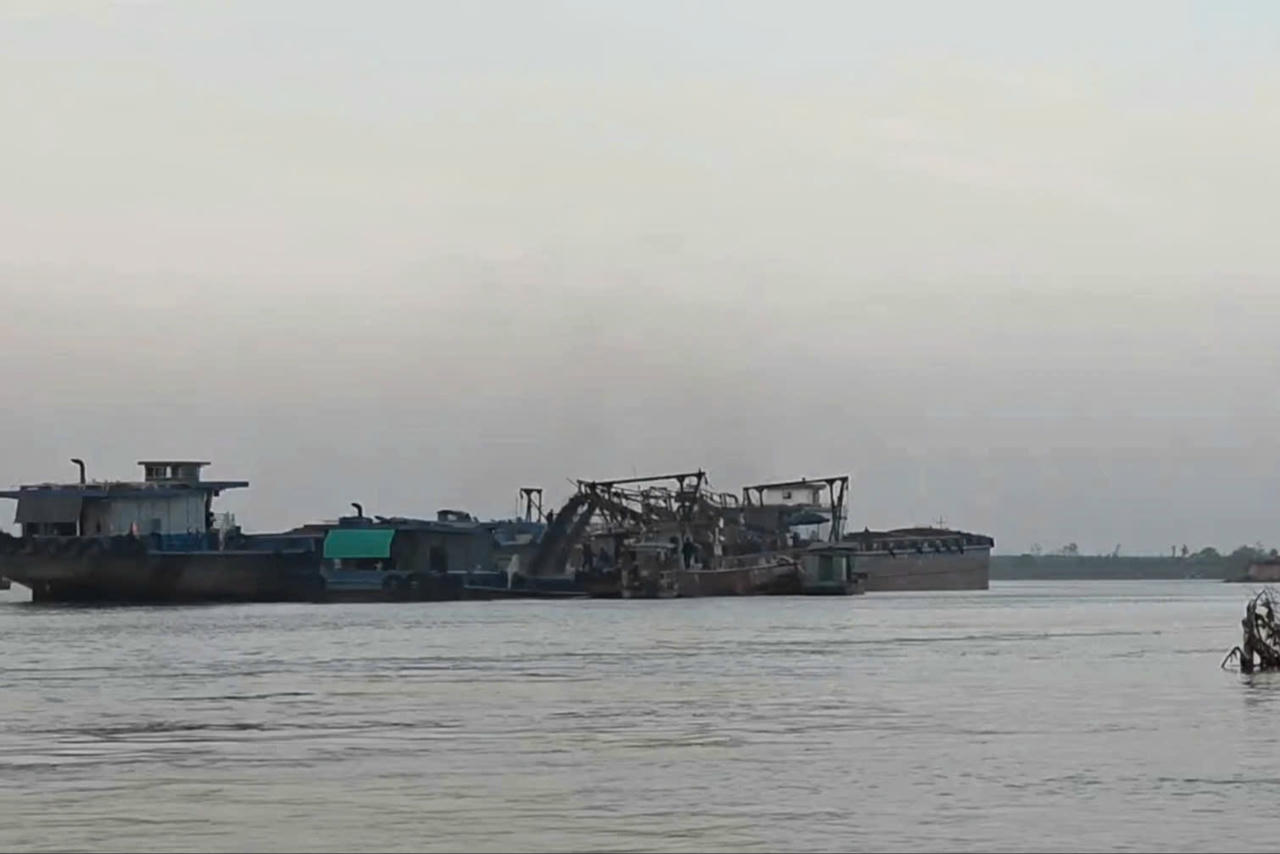 Ninh Bình: Nghi vấn hút cát không đúng quy định trên sông Hồng đoạn qua xã Bắc Lý