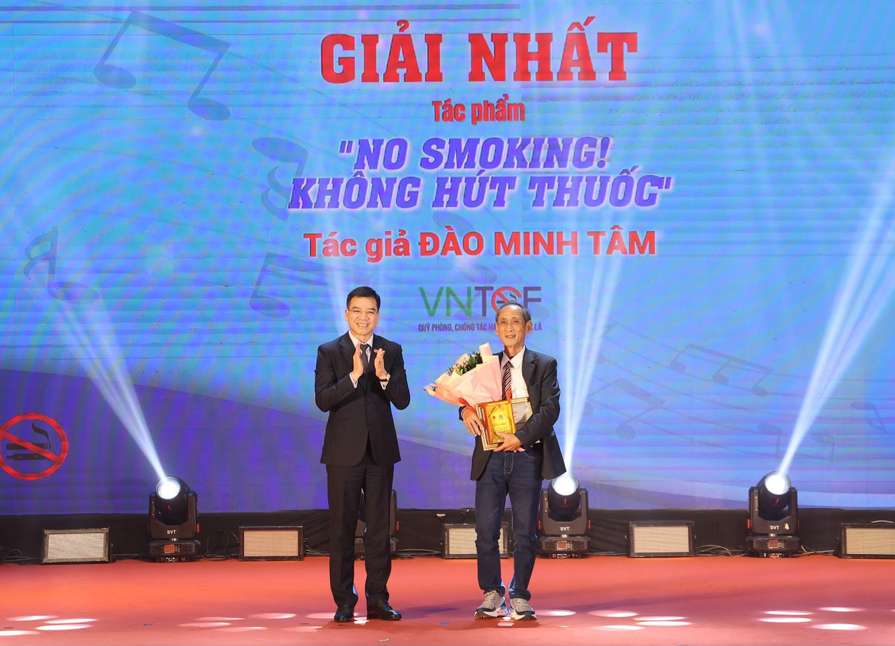 TS.BS. Hà Anh Đức - Giám đốc Quỹ PCTH tác hại của thuốc lá, Trưởng Ban Tổ chức cuộc thi trao Giải nhất cho tác giả Đào Minh Tâm với tác phẩm " No Smoking!".&nbsp;