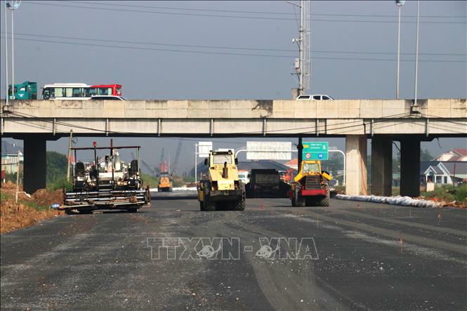 Các đơn vị thi công tập trung thiết bị, nhân lực đẩy nhanh tiến độ dự án Vành đai 3 TP Hồ Chí Minh đoạn qua tỉnh Tây Ninh, phấn đấu thông xe kỹ thuật trong tháng 12/2025. Ảnh: Bùi Giang/TTXVN