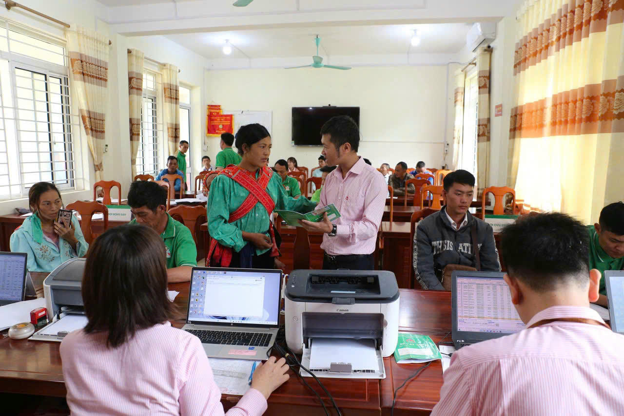 Điểm giao dịch của NHCSXH tỉnh Cao Bằng duy trì hoạt động giúp nhân dân vay vốn ưu đãi của nhà nước thuận lợi.