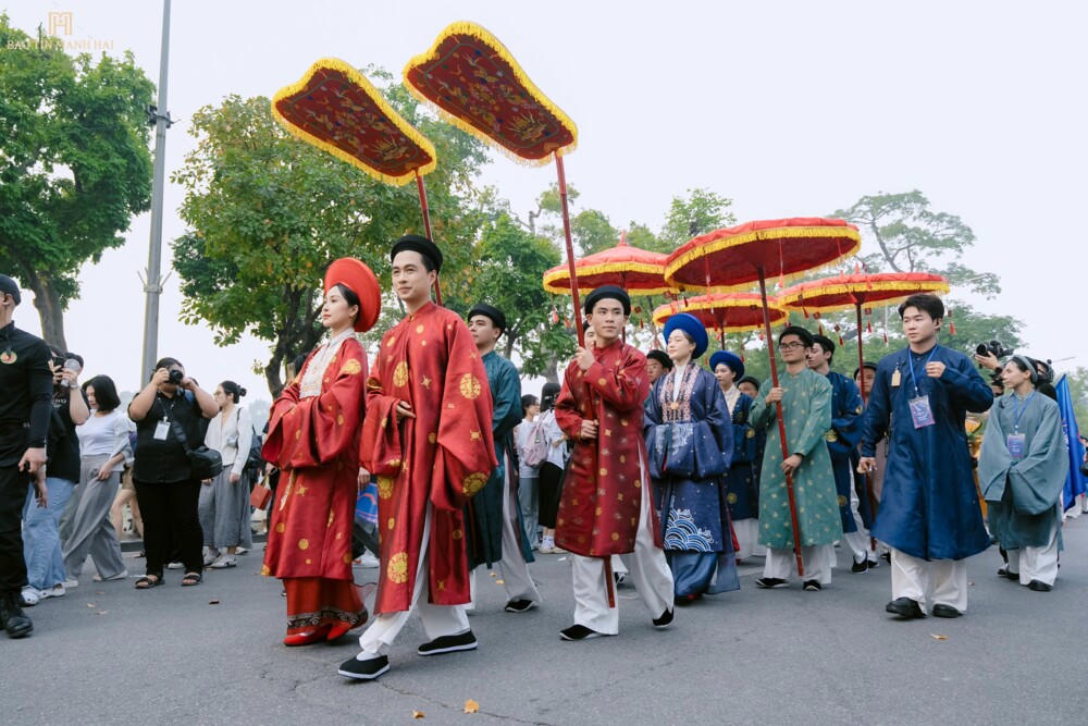 Những nét đẹp của văn hóa cưới hỏi truyền thống được tái hiện ngay trên đường phố Hà Nội.
