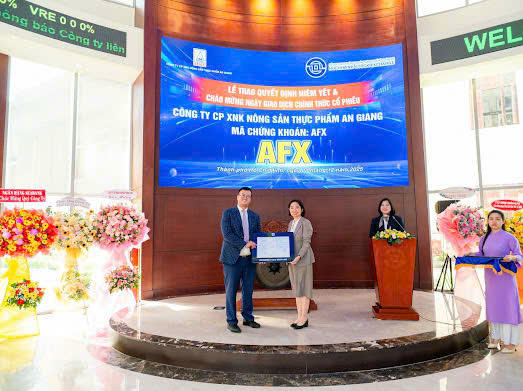 Lãnh đạo HOSE trao quà lưu niệm cho công ty.