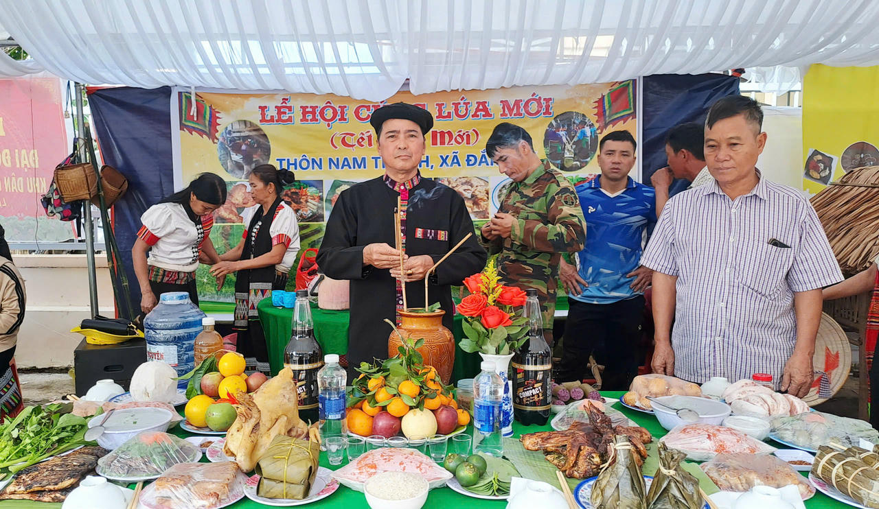 Ông Vi Văn Thắng, thôn Nam Thắng, xã Đắk Sắk thực hiện nghi thức cúng lúa mới.
