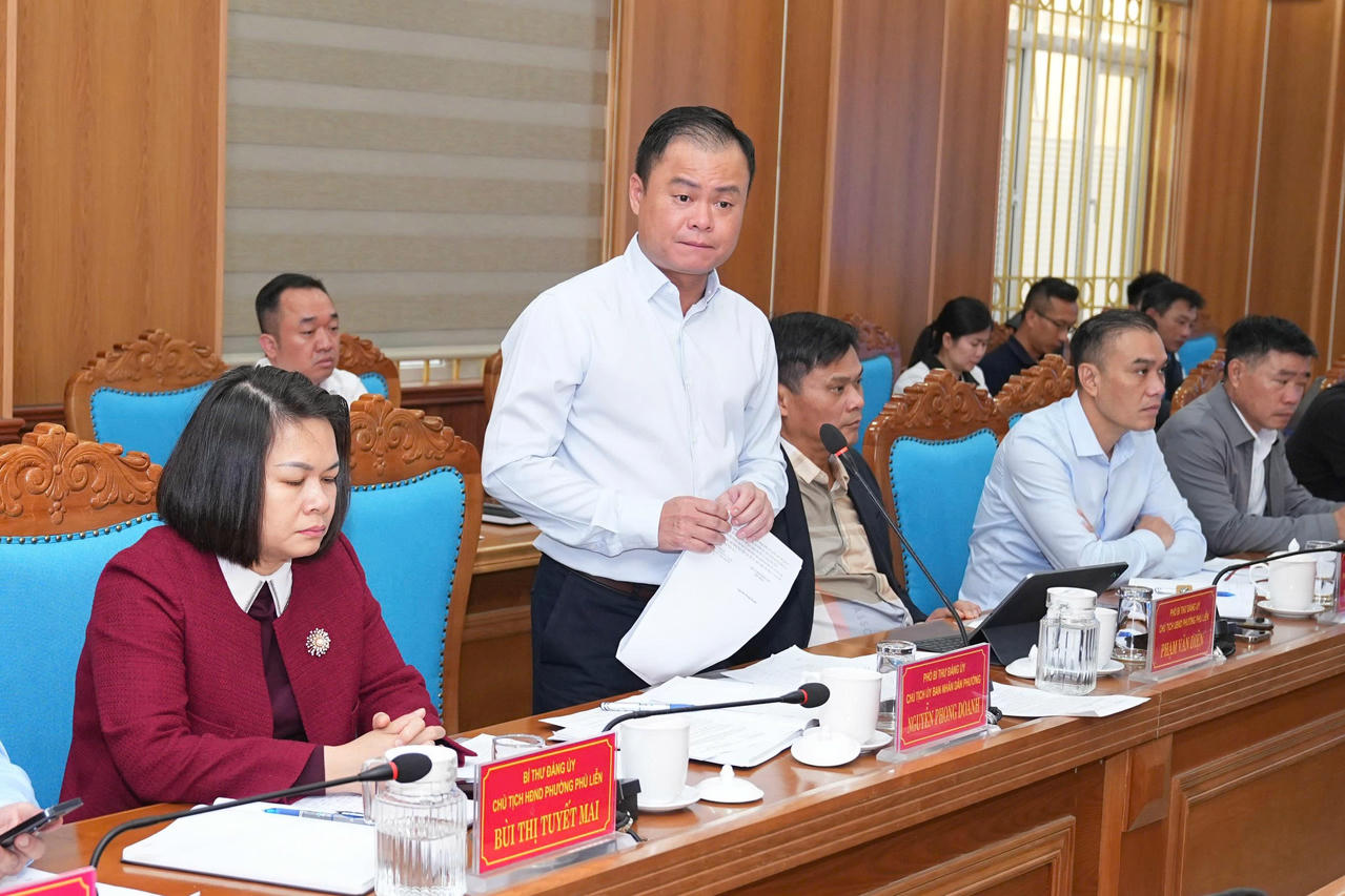 Chủ tịch UBND phường Kiến An Nguyễn Phong Doanh báo cáo tại cuộc làm việc.