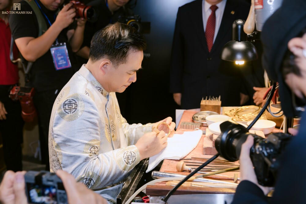 Nghệ nhân Vũ Mạnh Hải luôn mong muốn các cơ quan thông tấn báo chí... cùng chúng tôi lan tỏa những giá trị tốt đẹp về văn hóa tích lũy và gìn giữ nếp nhà của người Việt. 
