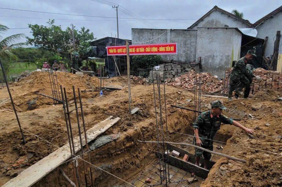 Bộ CHQS TP Đà Nẵng triển khai thi công nhà cho các hộ dân bị thiệt hại nặng do mưa lũ tại Đắk Lắk.