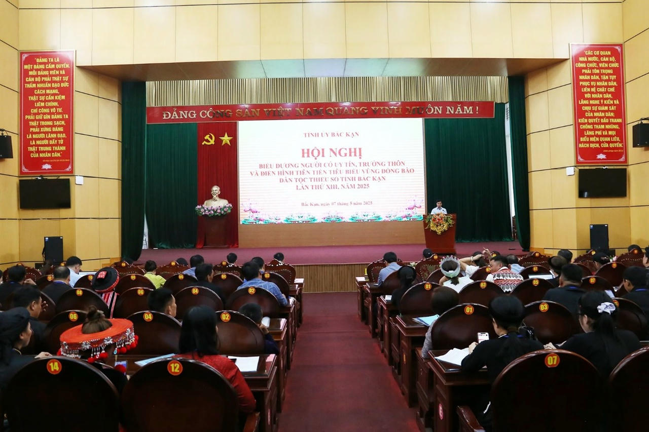 Người có uy tín, họ là tấm gương sáng trên các lĩnh vực đời sống, kinh tế, văn hóa, xã hội là lực lượng nòng cốt, là cầu nối quan trọng của cấp ủy, chính quyền với đồng bào dân tộc thiểu số.