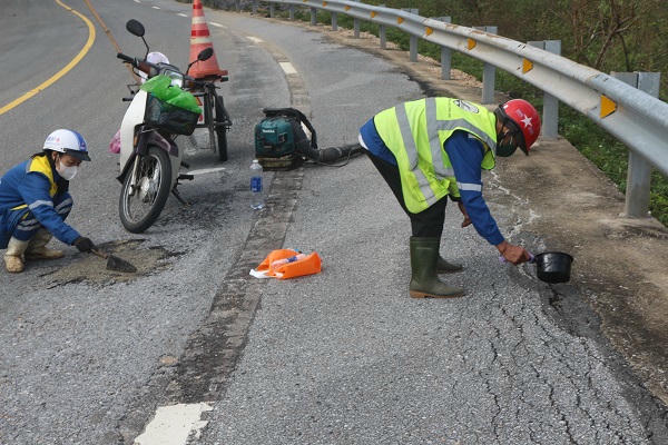 Vết nứt kéo dài ở Đèo Ngang: Cần sớm có giải pháp căn cơ để bảo đảm an toàn giao thông