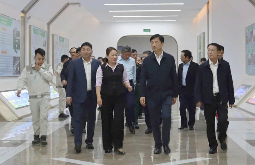 Bí thư Thành ủy và Đoàn công tác kiểm tra Nhà máy điện rác Nam Sơn. (Ảnh: HS)