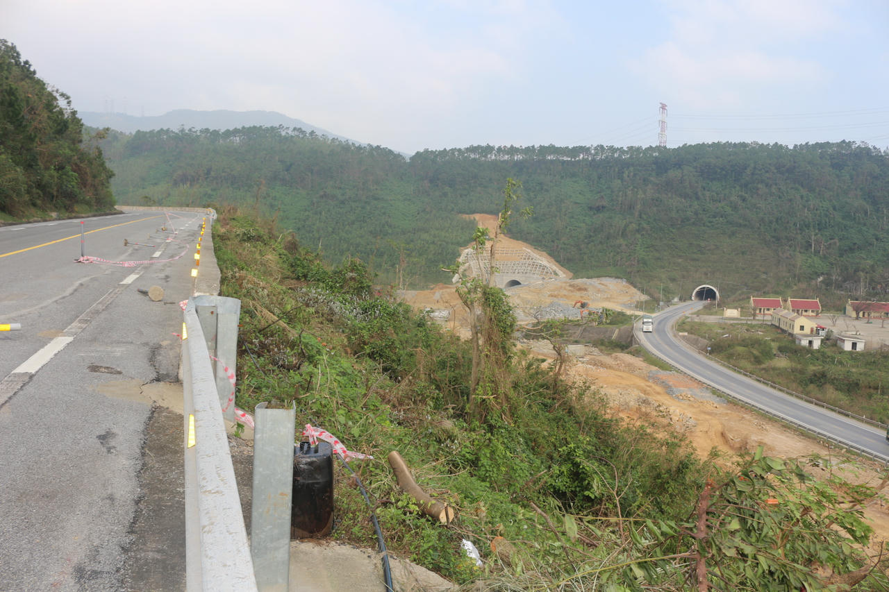 Khu vực taluy dương nằm ngay phía trên đường dẫn vào hầm Đèo Ngang, vị trí tiềm ẩn nguy cơ sạt lở.