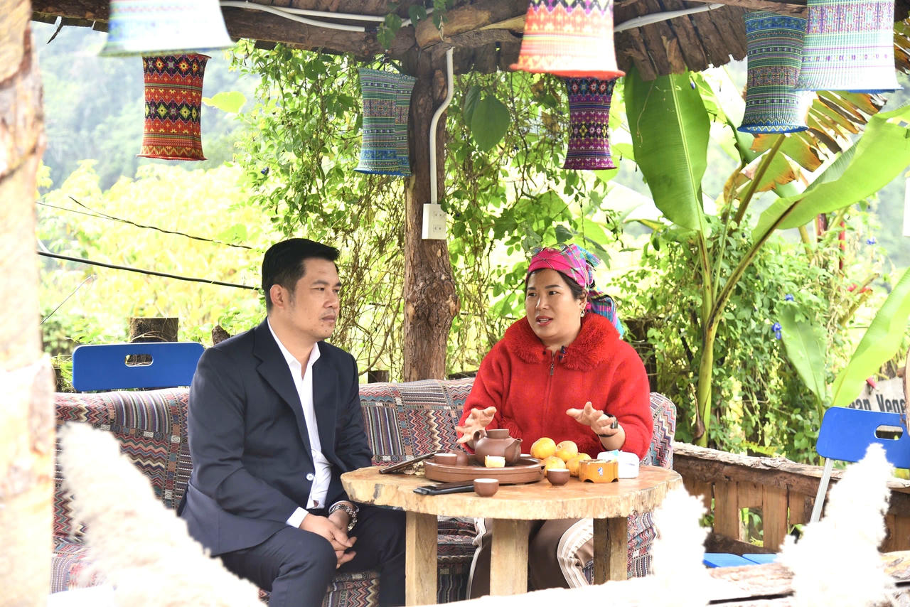 Chị Triệu Kim Xuyến, Chi hội trưởng Chi hội Du lịch Ba Bể chia sẻ với PV Báo PLVN. (Ảnh: Thanh Tùng)