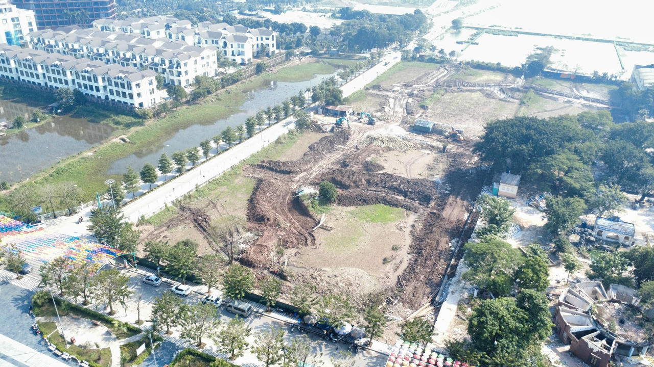 Toàn cảnh Hồ Sen – khu vực rộng 6,01 ha được cải tạo thành 02 hồ lắng – hồ sinh học trước khi bổ cấp nước vào Hồ Tây. (Ảnh: Trung Nghĩa)