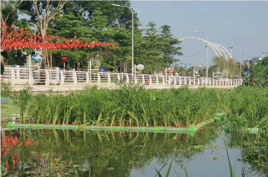 Bè thuỷ sinh và hệ thống lan can, đèn chiếu sáng khi hoàn thành sẽ đồng bộ với hệ thống lan can hiện hữu giữa hai Hồ tạo cảnh quan hài hoà cho khu vực.