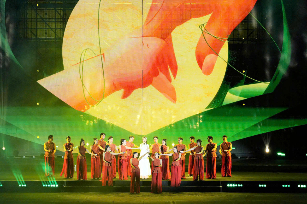 Khán giả lắng đọng với bản Mash up Cảm ơn mẹ - Nhật ký của mẹ do ca sĩ Hiền Thục cùng vũ đoàn biểu diễn  