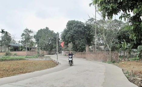 Anh Vi Văn Thiện xóm Tân Phong, phường Linh Sơn hiến 500m2 đất ruộng và vườn để triển khai dự án làm đường liên xóm, góp phần làm thay đổi diện mạo quê hương.