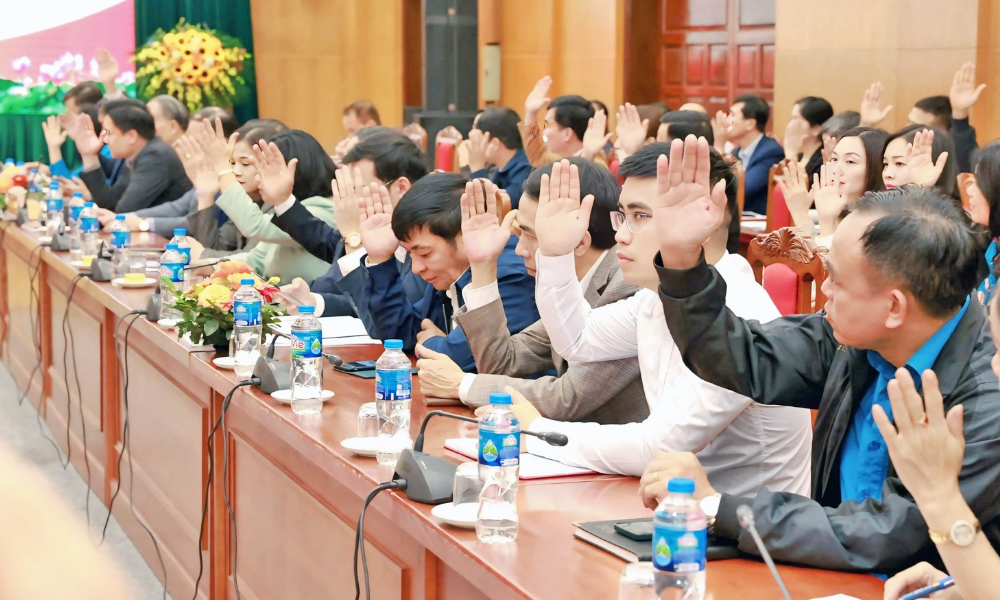 Các đại biểu tham gia biểu quyết tại hội nghị.