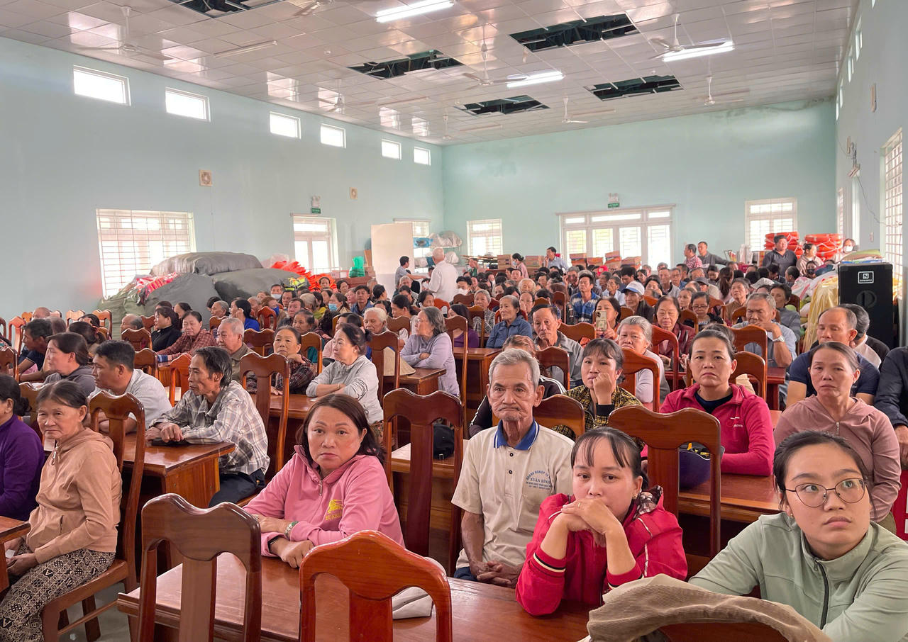 Người dân xã Diên Lạc có mặt nhận quà và sự chia sẻ từ&nbsp;cộng đồng người Việt Nam tại Cộng hòa Czech.