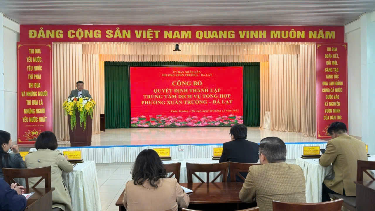 Lễ công bố Quyết định thành lập Trung tâm Dịch vụ tổng hợp phường Xuân Trường - Đà Lạt.